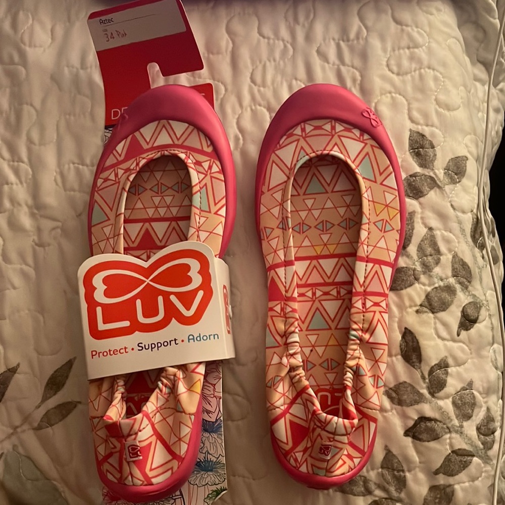 1/$10 or 2/$15 LUV DREAM FLATS Aztec Pink Euro size 34 (2.5)